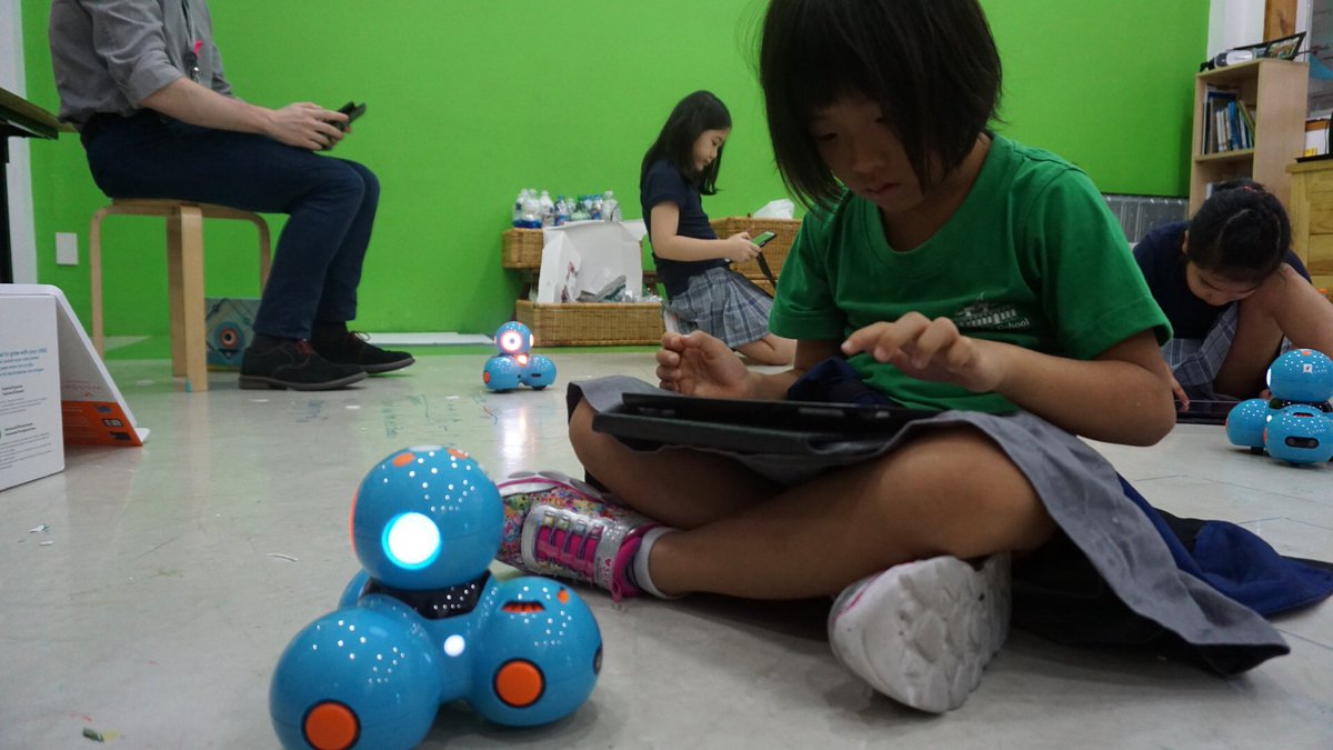 PhuHua's tweet image. Introducing #DashRobots during #DiscoveryHour #programming #robots #AppleiPaded #ishcmcIB #engaged