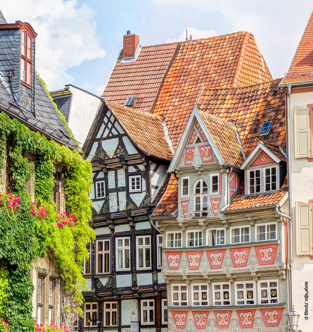 ドイツ観光局 まるでおとぎ話の世界がそのまま残されているかのような旧市街が まるごとユネスコ世界遺産として保存されている街 クヴェトリンブルク 圧巻は 街を見下ろす古い司教座教会と城 1300軒以上の古い木組みの家々 お菓子のようにかわいらしい