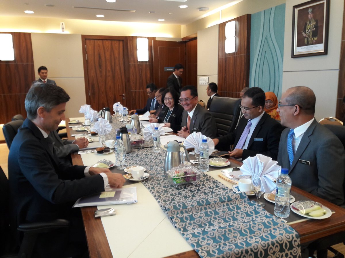 YBhg. Dato' Sri @DMM064 terima kunjungan hormat TYT Jesper Vahr, Duta Besar Denmark ke KPKT.