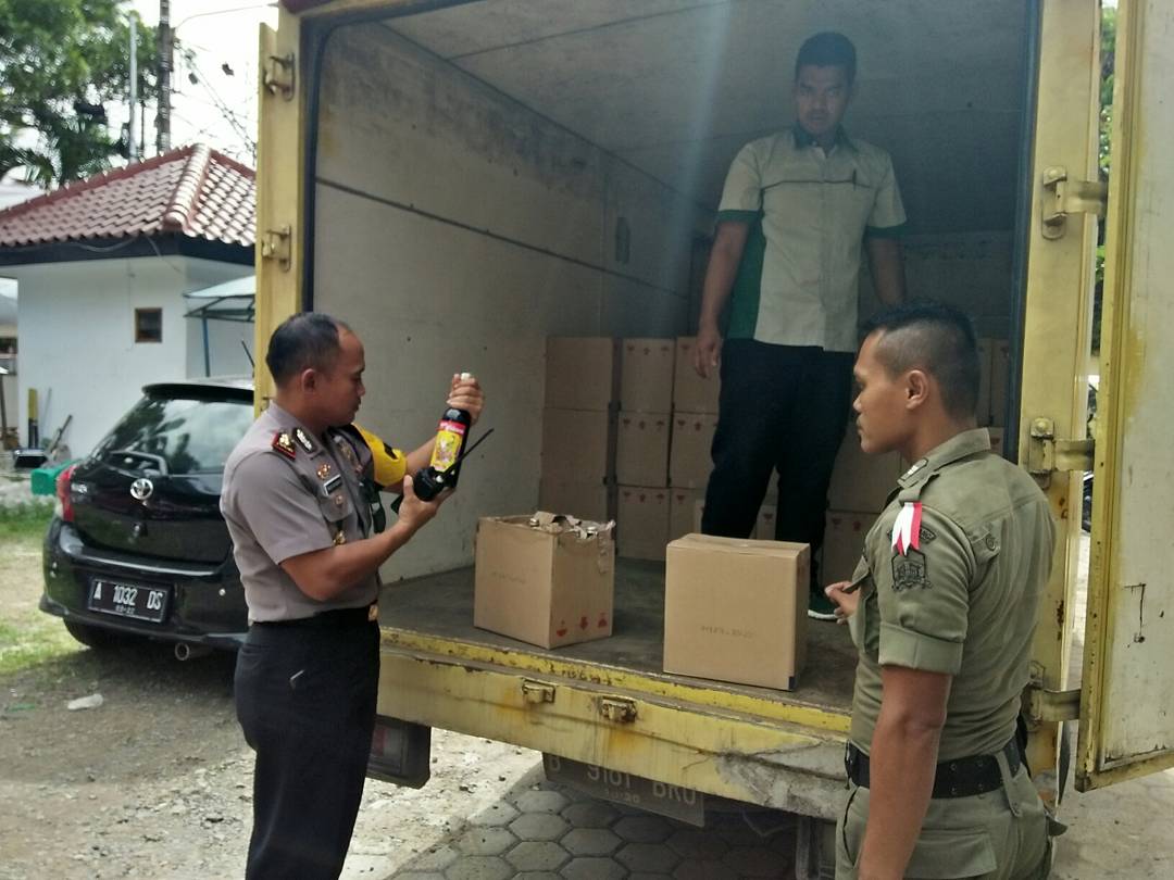 HumasPolresser1's tweet photo. Timsus Polres Serang Kota yang dipimpin oleh Wakapolres Serang Kota Kompol Nurrahman S.ik MM bersama Satpol PP Kota Serang melaksanakan giat operasi miras dari salah satu gudang miras. https://t.co/OiWEVDYs8K