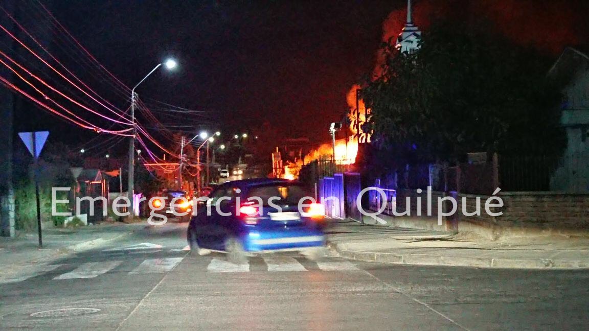 EQuilpue's tweet photo. 🚨#Quilpué 🚨
Incendio Estructural 
Calle Ovalle altura las Violetas 
Unidad 11 @primeraquilpue en el lugar 
Avanza en apoyo 31 @tercera_quilpue y 41 @bombabelloto en apoyo 🚒

@BorisBravo1 @Rne_518raul 
@FcoProvidel  @reddeemergencia https://t.co/unUAkFGZlP