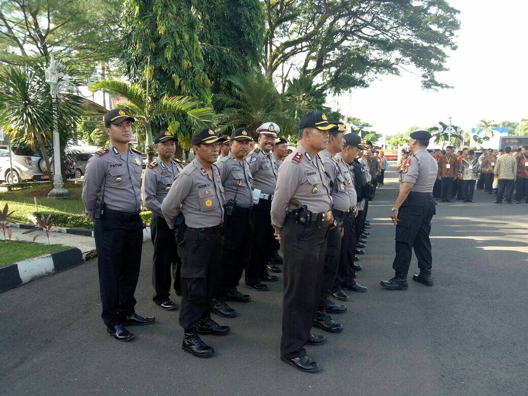 HumasPolresser1's tweet photo. Giat apel gabungan pengamanan dalam rangka kunjungan Presiden RI ke Kota Serang. https://t.co/QWCeWFX9YL