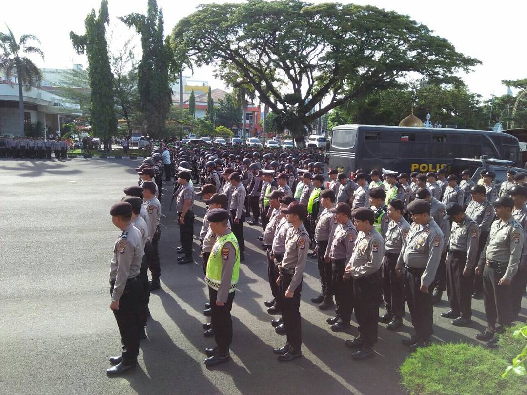 HumasPolresser1's tweet photo. Giat apel gabungan pengamanan dalam rangka kunjungan Presiden RI ke Kota Serang. https://t.co/QWCeWFX9YL