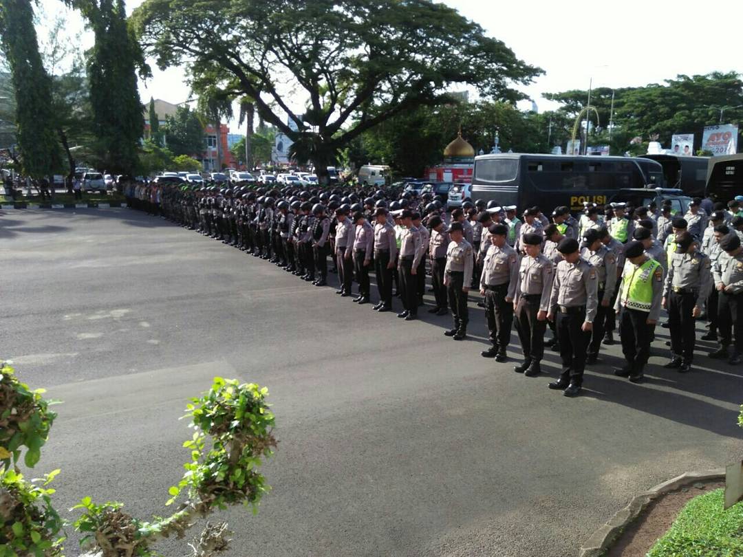 HumasPolresser1's tweet photo. Giat apel gabungan pengamanan dalam rangka kunjungan Presiden RI ke Kota Serang. https://t.co/QWCeWFX9YL