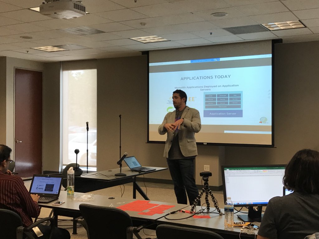 preludevtec94's tweet photo. #experianhackathon and REDHAT teaming up! https://t.co/zVMYASEwMm