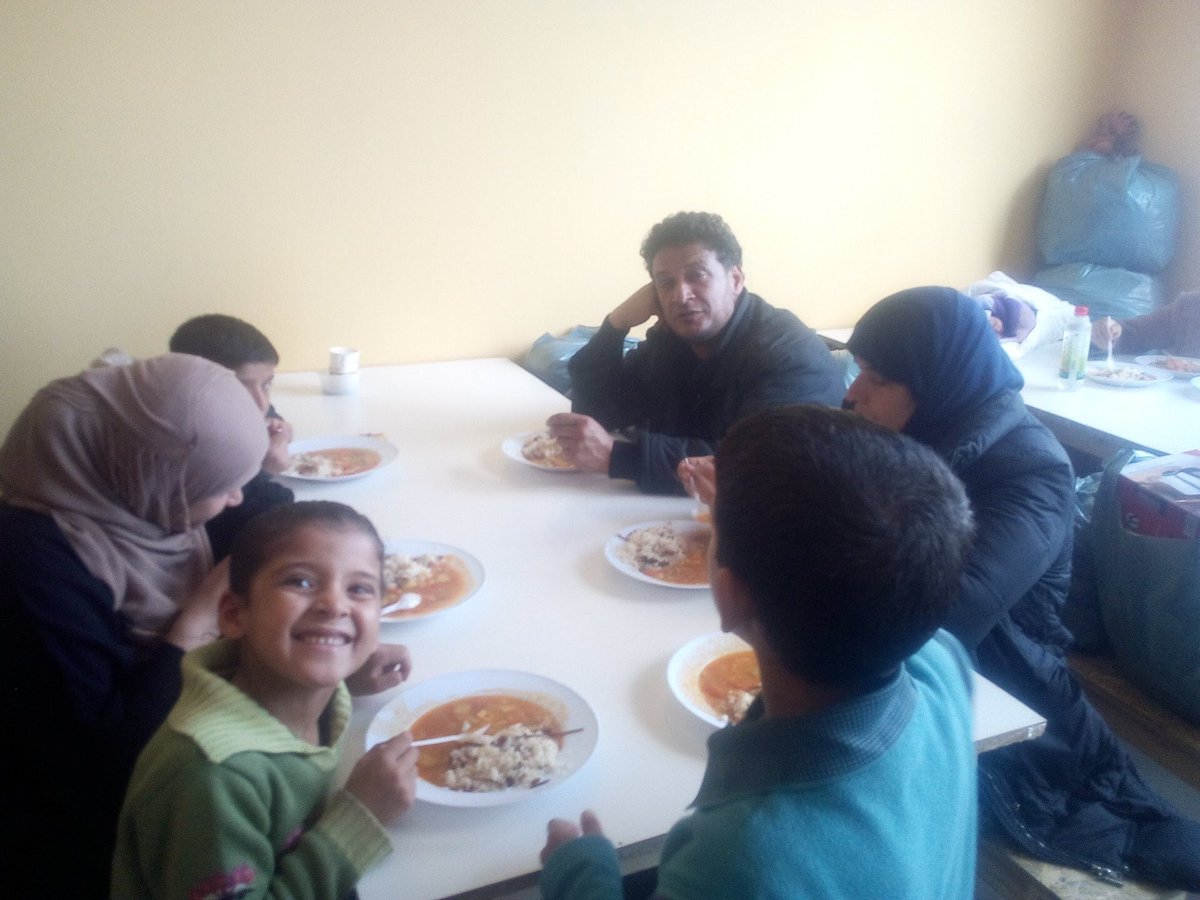 RefugeesCoffee's tweet photo. ¿Cuántos cafés☕️vas a tomar en este día de lluvia🌨? ¿Y si conviertes uno de ellos en un plato de comida para los #refugiados?Éstos son los platos que Julio 👨‍🍳 de ADSN cocina cada día en Lesbos gracias a vuestros cafés.
¿Compartes uno? 1☕️=1🍛
https://t.co/lpxOMVczPD☕️💙 https://t.co/vVl8BoKxC0