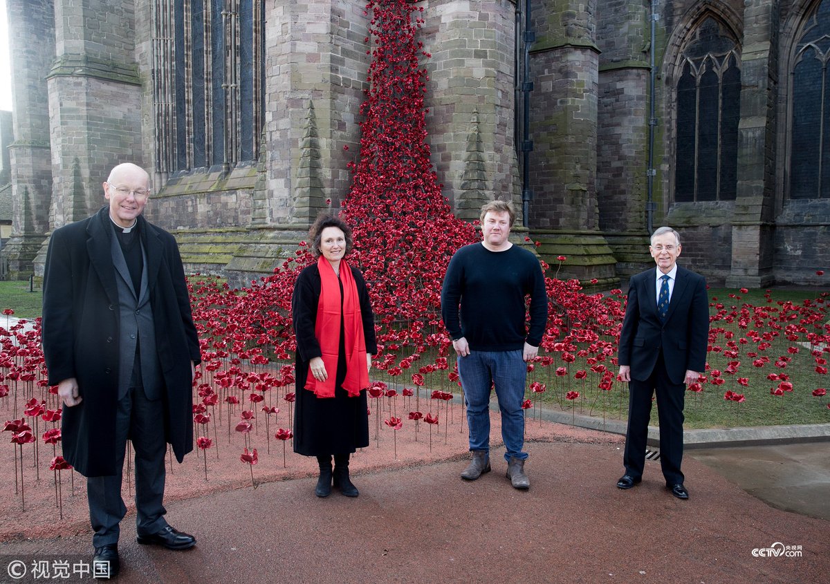 CCTV's tweet image. 【英國教堂展出“流淚之窗” 手工花朵如瀑布傾瀉而下】近日，英國赫裡福德教堂展出手工製作的罌粟花“流淚之窗”，罌粟花如瀑布傾瀉而下，十分壯觀。