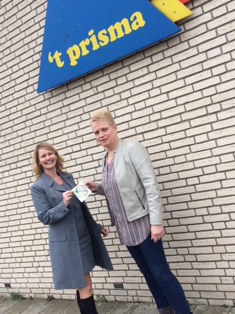 Paper_for_Paper's tweet image. Ook basisschool ‘t Prisma in Purmerend is grondstofleverancier van hun eigen papier en mag het Paper for Paper keurmerk in ontvangst nemen! Accountmanager Jolanda Westland heeft de bijbehorende ‘Wij zijn hier circulair met papier’ sticker overhandigd aan Gerda Garms.