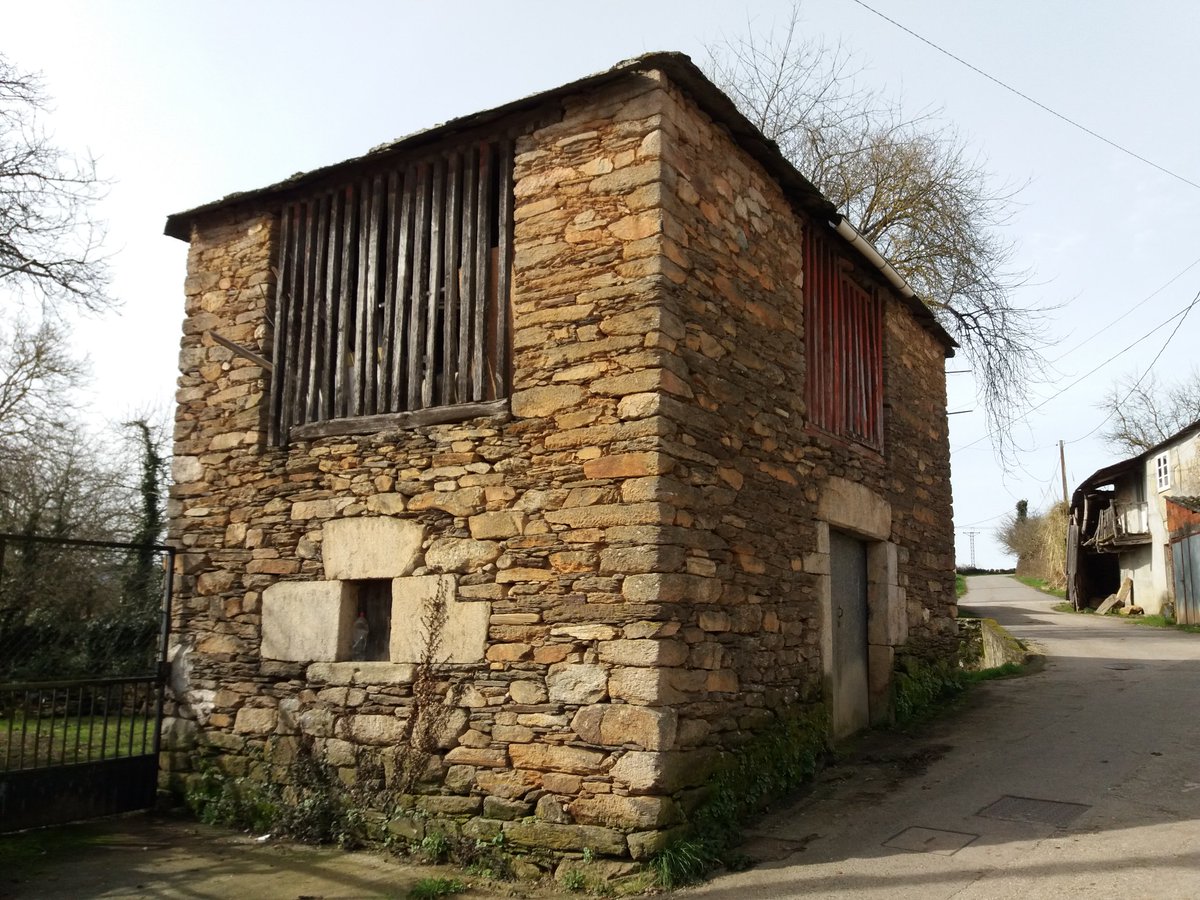 Palleira en #FerreiradePallares (#Guntín #Lugo #Galicia) #arquitecturatradicionalgalega #arquitecturapopular <a href="/apatrigal/">Asociación para a defensa do Patrimonio Galego</a> #palleira