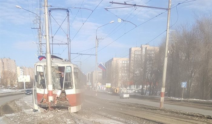 В Ульяновске трамвай "обнял" столб. Пострадали семь человек. Фото - ullica.ru/2018/03/14/v-u…
