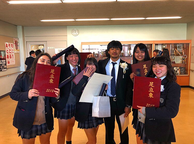 sb_co5's tweet photo. 投稿遅くなりました
3.2 足立東高校を卒業しました👩🏻‍🎓🌸
思ってた高校生活とは違かったしクソ厳しかったし色々ありすぎた3年間だったけどなんだかんだ楽しかったどすっぴんで登校ももうないんだ〜仲良くしてくれた人達本当にありがとう！！
写真もっと撮っておけばよかった後悔😑 https://t.co/UhNv34apQa