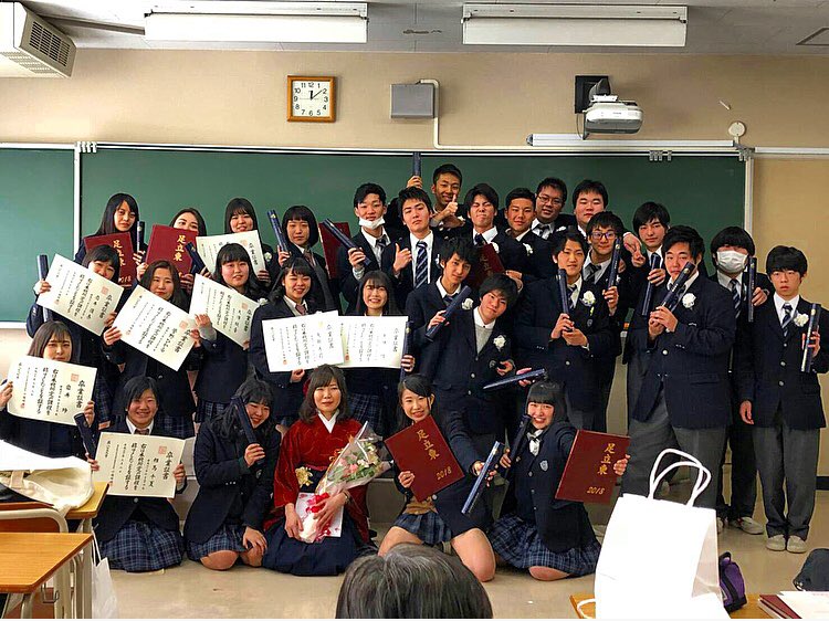 sb_co5's tweet photo. 投稿遅くなりました
3.2 足立東高校を卒業しました👩🏻‍🎓🌸
思ってた高校生活とは違かったしクソ厳しかったし色々ありすぎた3年間だったけどなんだかんだ楽しかったどすっぴんで登校ももうないんだ〜仲良くしてくれた人達本当にありがとう！！
写真もっと撮っておけばよかった後悔😑 https://t.co/UhNv34apQa