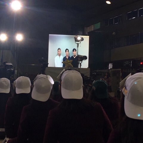 XiuminThailand's tweet photo. 180313 ซิ่วหมิน ซูโฮ และเฉิน เป็นแขกรับเชิญพิเศษ ในรายการ The Golden Bell Challenge พวกเขาร่วมตอบคำถามในวิดีโอกับเหล่านักเรียน ซึ่งตอนนี้จะออกอากาศในวันที่ 25 มี.ค.ทางช่องKBSค่ะ 

cr.xunhuas

#EXO #엑소 @weareoneEXO https://t.co/LgdCS8qYMk