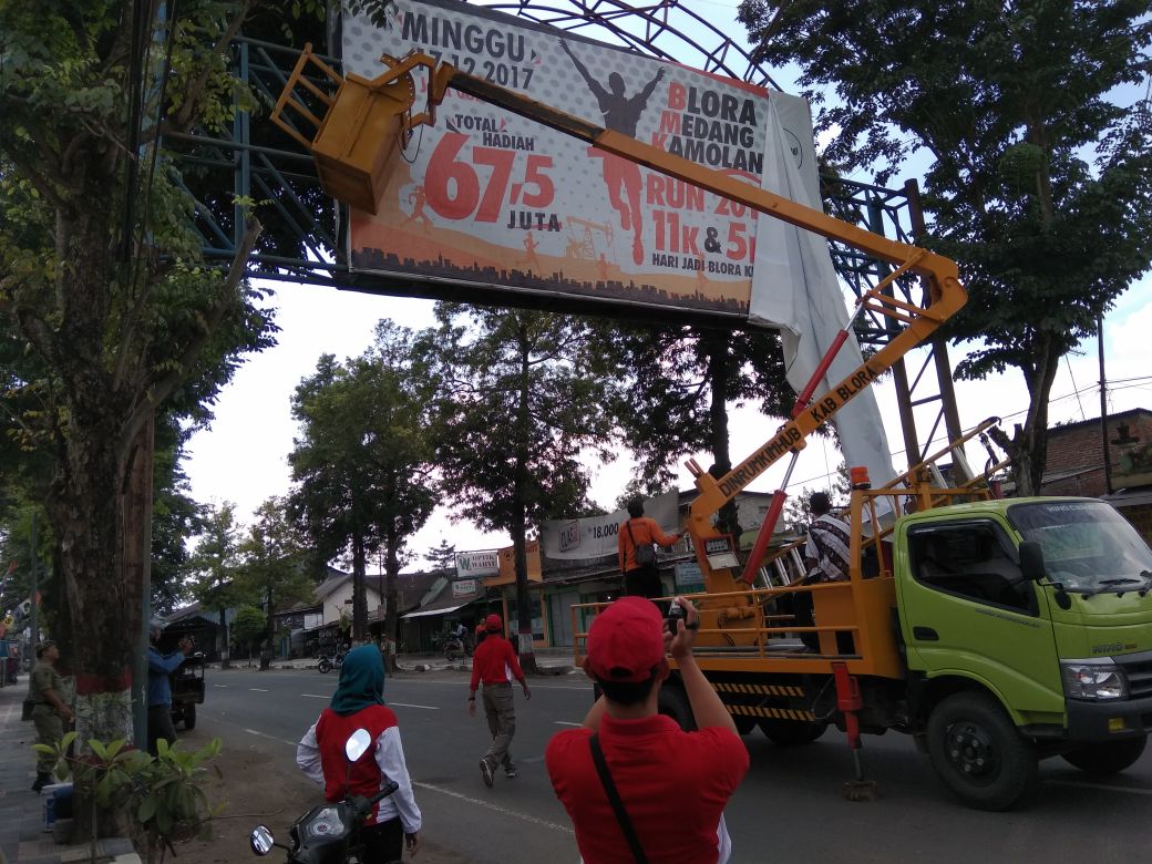 bawaslu_blora's tweet photo. @panwas_blora , @KPU_Kab_Blora dan @SatpolPPBlora, beserta Panwascam, menertibkan Alat Peraga Kampanye yang melanggar di wilayah Kabupaten Blora, Rabu (14/3/2018).
Salam Awas!!
#BawasluMengawasi #BawasluJawaTengah
#PemiluKeren 
#TolakPolitikUang 
#LawanPolitisasiSARA https://t.co/cEmieUkISn