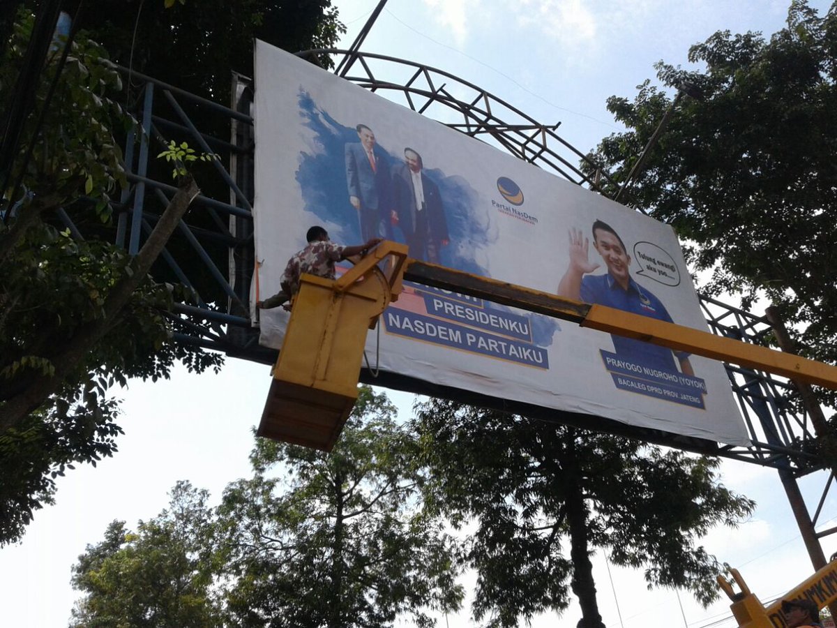 @panwas_blora , <a href="/KPU_Kab_Blora/">KPU Kab. Blora</a> dan <a href="/SatpolPPBlora/">Satpol PP Blora</a>, beserta Panwascam, menertibkan Alat Peraga Kampanye yang melanggar di wilayah Kabupaten Blora, Rabu (14/3/2018).
Salam Awas!!
#BawasluMengawasi #BawasluJawaTengah
#PemiluKeren 
#TolakPolitikUang 
#LawanPolitisasiSARA