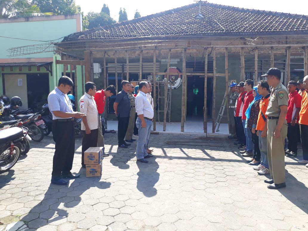 bawaslu_blora's tweet photo. @panwas_blora , @KPU_Kab_Blora dan @SatpolPPBlora, beserta Panwascam, menertibkan Alat Peraga Kampanye yang melanggar di wilayah Kabupaten Blora, Rabu (14/3/2018).
Salam Awas!!
#BawasluMengawasi #BawasluJawaTengah
#PemiluKeren 
#TolakPolitikUang 
#LawanPolitisasiSARA https://t.co/cEmieUkISn