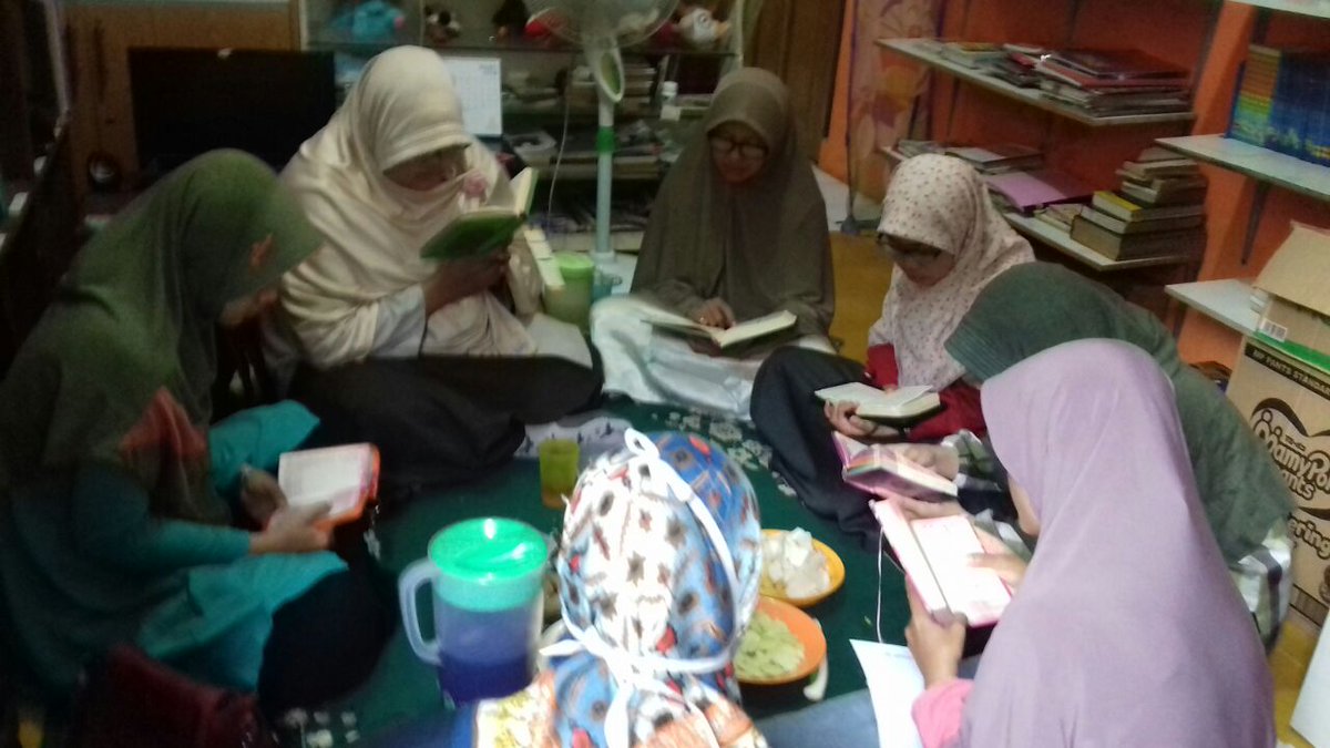 Relawan_Bekasi's tweet photo. Bekasi. Relawan Nusantara kembali mengadakan kajian pekanan khusus akhwat (perempuan), pada hari Selasa tanggal 13 Maret 2018. Berlokasi di Basecamp Relawan jalan cendana 14 dalam no. 74 Jakasampurna Bekasi Barat. Sebanyak 7 orang relawan. Kajian diadakan sore hari, pukul 16.00 https://t.co/rsxDoUcFvf
