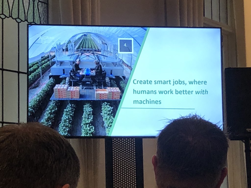 phil_honey's tweet photo. @svnoles from @agthentic discusses Artificial Intelligence in Ag and ways it can assist us to do a better job in the future #agtech18 https://t.co/I5l13pwOiy
