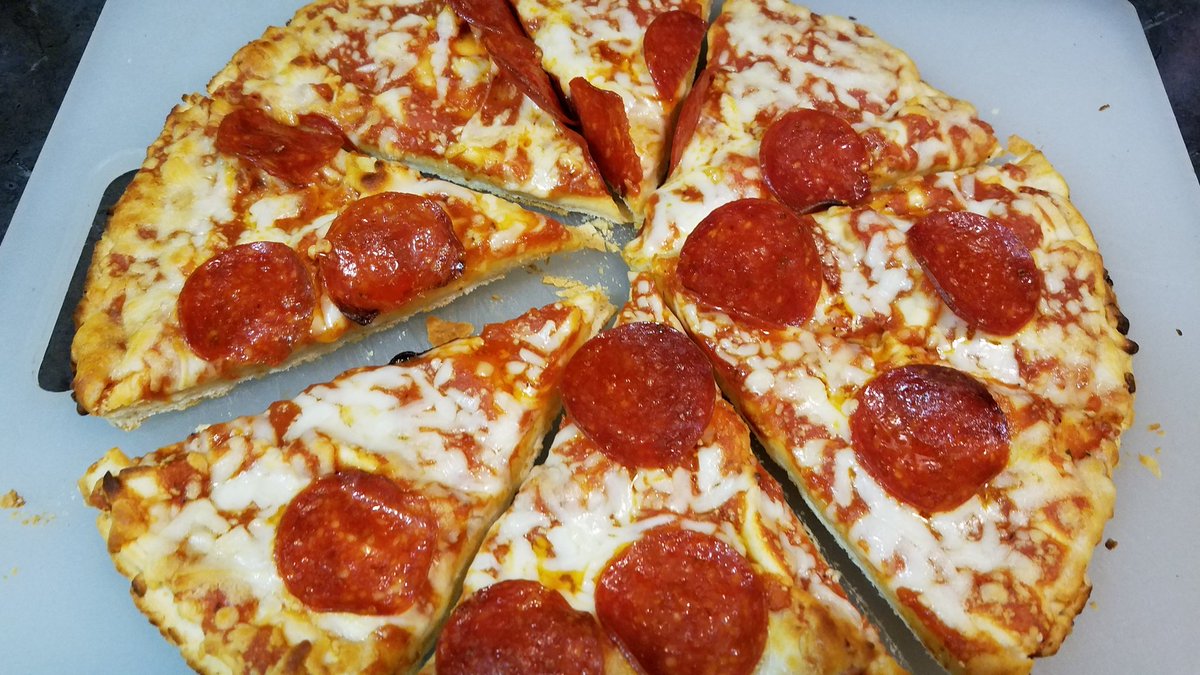 marlorahn's tweet photo. Me cutting up pizza for the kiddos while fasting...thankfully I have incredible willpower π
#LowCarb #Keto #GetHealthy #GetFit #LCHF #LoseWeight #Ketones #60HourFast #InternittentFasting https://t.co/Cl2JqPUxuS