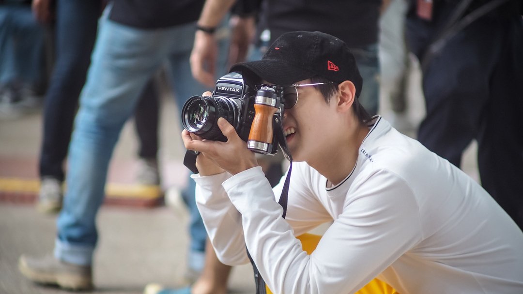 IBEMYFLY's tweet image. กล้องหน้าตาแบบนี้แหละค่าาที่คุณเค้าใช้ถ่ายวันนั้น ราคาก็แค่ขนหน้าแข้งไม่ร่วง5555 #Pentax67 #jirayu_jj #เจมส์จิ #wewillloveyou cr.aum_hm1