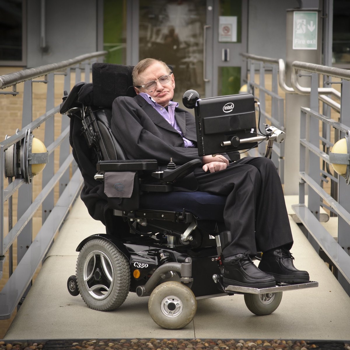 HYPEBEAST's tweet image. World-renowned physicist Stephen Hawking has passed away at age 76. R.I.P 🙏
Photo: Jason Bye / PBS