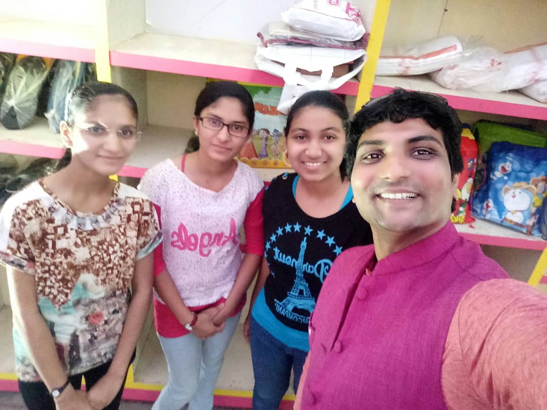 RJ_Shreyas's tweet photo. @MYFMIndia #MYFM943 #Aurangabad presents #DilwaliDeewar
Some beautiful listners visited and donated for good cause.
Do come at @KreamNKrunch Akakshwani Chouk Aurangabad
#RadioKaNawaab #SalaamAuranagabad #JiyoDilSe #donate #DonateForGoodCause #SpreadHappiness @mukeshidhate https://t.co/oVd0lHXs9i
