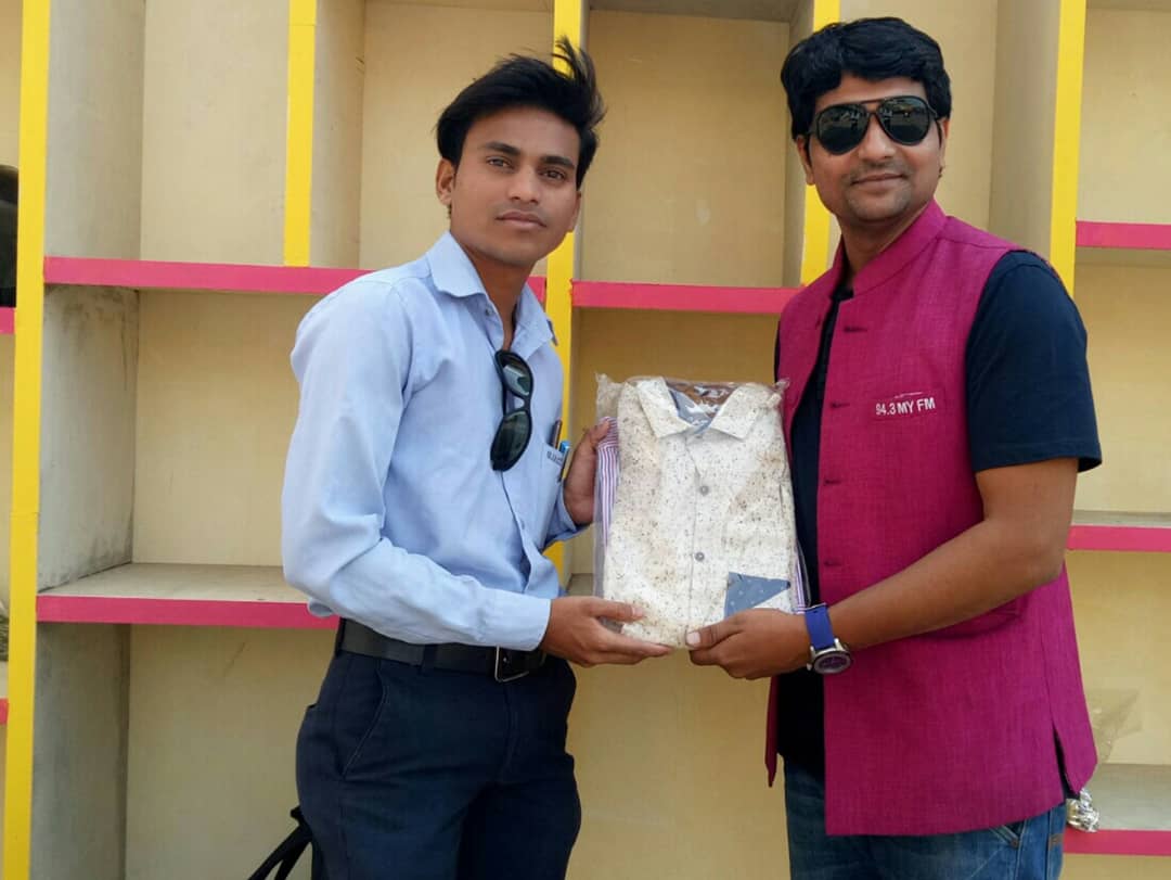 RJ_Shreyas's tweet photo. @MYFMIndia #MYFM943 #Aurangabad presents #DilwaliDeewar
Some beautiful listners visited and donated for good cause.
Do come at @KreamNKrunch Akakshwani Chouk Aurangabad
#RadioKaNawaab #SalaamAuranagabad #JiyoDilSe #donate #DonateForGoodCause #SpreadHappiness @mukeshidhate https://t.co/oVd0lHXs9i