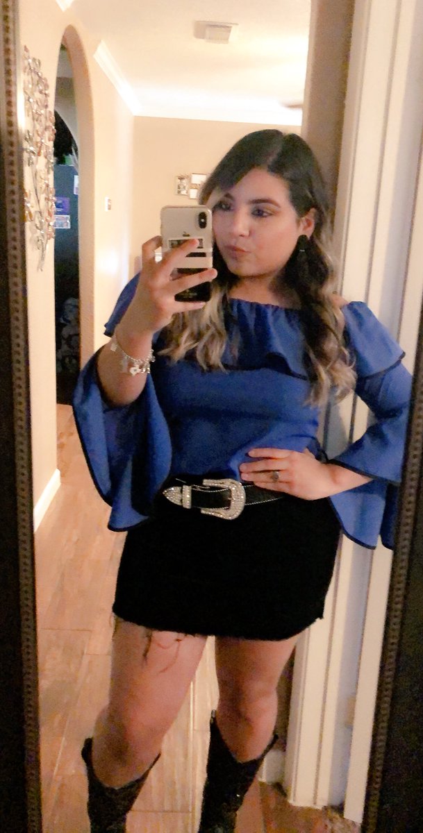 vaqueritaa2's tweet photo. Jbalvin concert💙✨🤤 #HLSR2018 https://t.co/QDQYOBxS4r