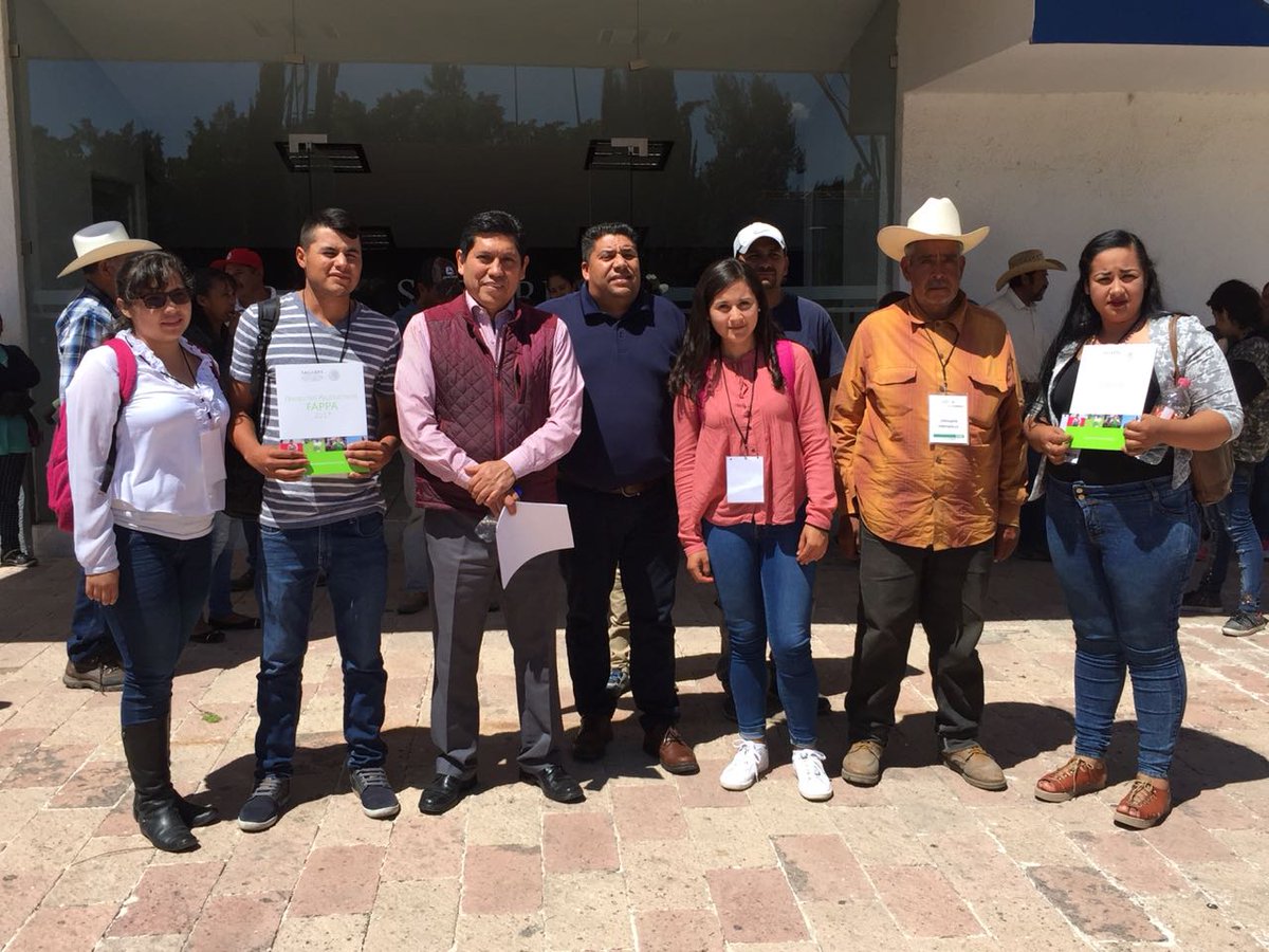 AgroMatch_Gto's tweet photo. Un gusto convivir con los grupos de #PequeñosProductores que participan en el programa de #ProyectosProductivos #FAPPA de la @SAGARPA_mx. y conocer sus sueños e ilusiones por salir adelante #ProyectosDeVida https://t.co/V6okibgHs0