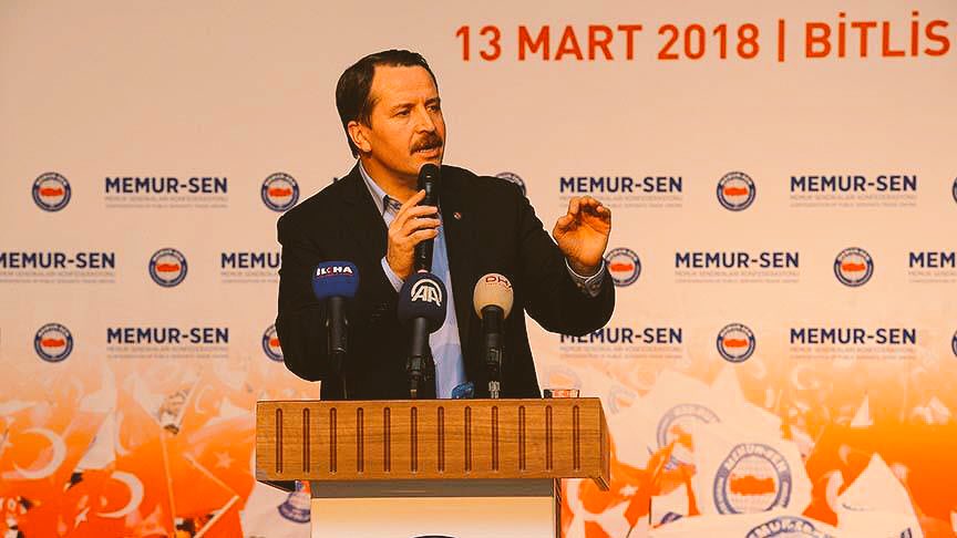 Memur-Sen Genel Başkanı Ali Yalçın, "Üniversitede bir akademisyen ve mecliste bir vekil sakal bırakabiliyorsa, kamudaki adam da sakal bırakabilsin, kravat takma mecburiyetinde kalmasın. 1982 Model "Darbe Dönemi" kılık kıyafet yönetmeliği değişsin" dedi.

aa.com.tr/tr/turkiye/mem…