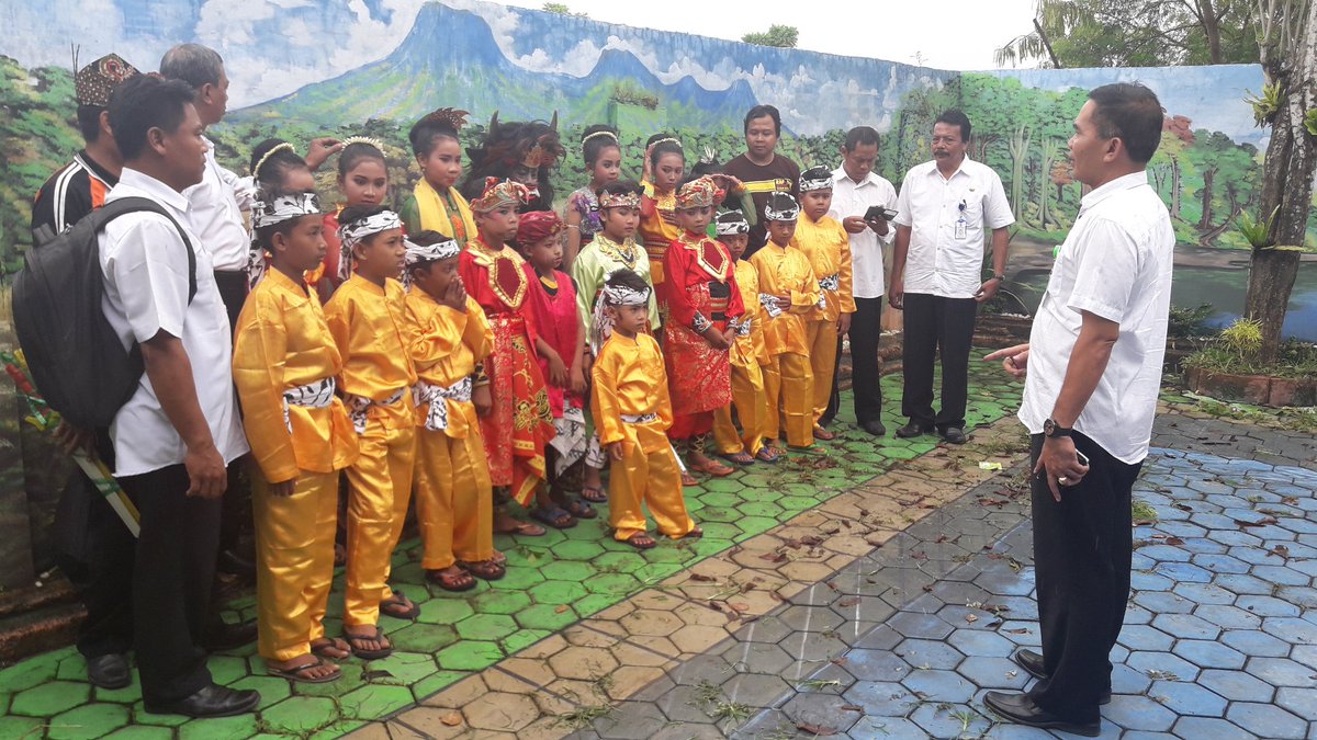 uptdblsari's tweet photo. Alhamdulillah Blimbingsari mageh nyantol oleh juara 1 harapan di Lomba Teater dlm rangka Pekan Seni Pelajar tingkat SD se kab Banyuwangi thn 2018
Salam kompak selalu dan raih terus prestasi...
@AzwarAnas_A3 @sulihtiyono3 https://t.co/WOzdAflm7A