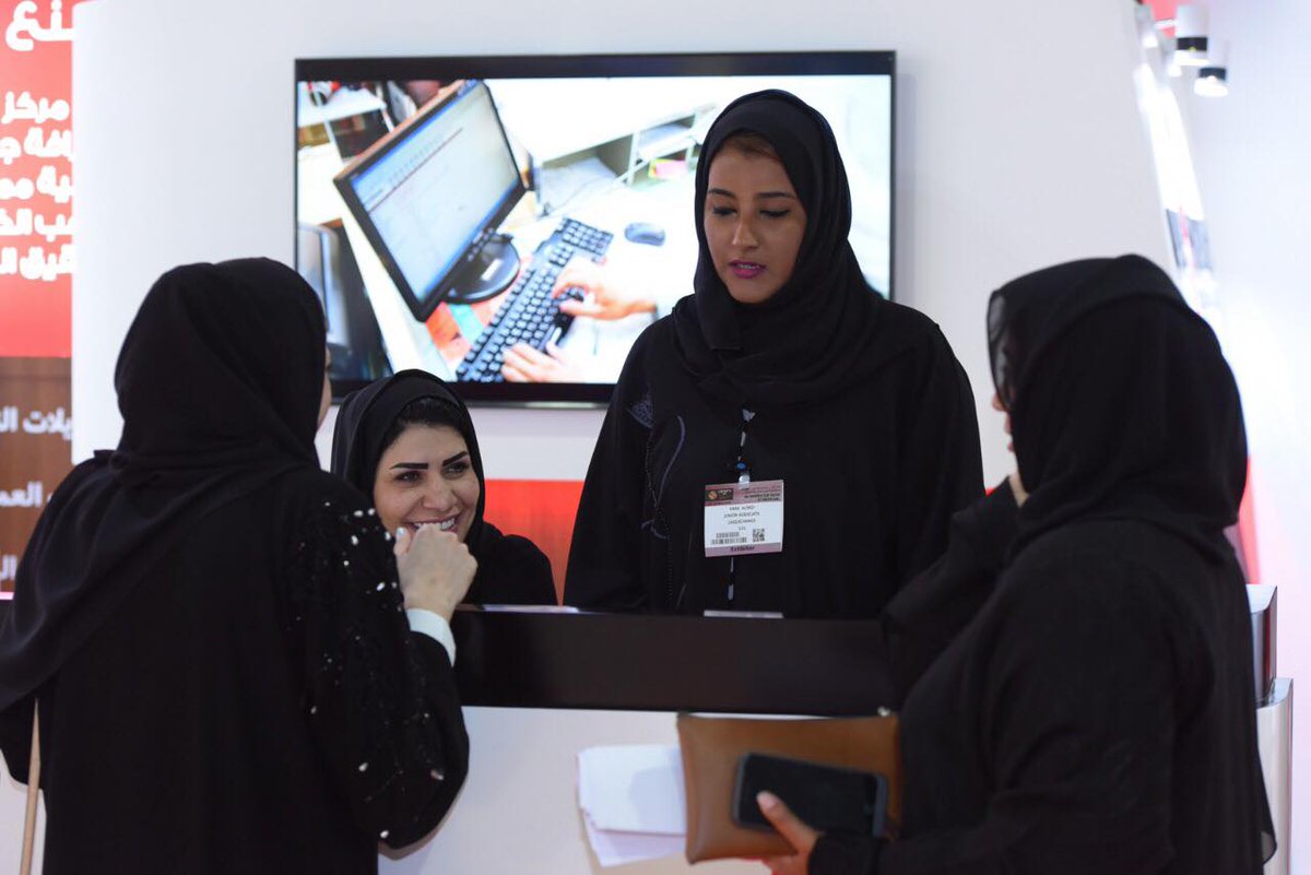 uaeexchange's tweet photo. خلال الْيَوْمَ الاول في معرض الوظائف ٢٠١٨ بدبي استقبلنا مايزيد عن ٤٠٠ باحث عن عمل موهوبين وذوي مؤهلات مهنية عالية. نحن في انتظار المزيد من الباحثين عن العمل في الْيَوْمَ الثاني منصة ١٢١ قاعة رقم ١ مركز دبي التجاري العالمي https://t.co/edNRDo0z6X