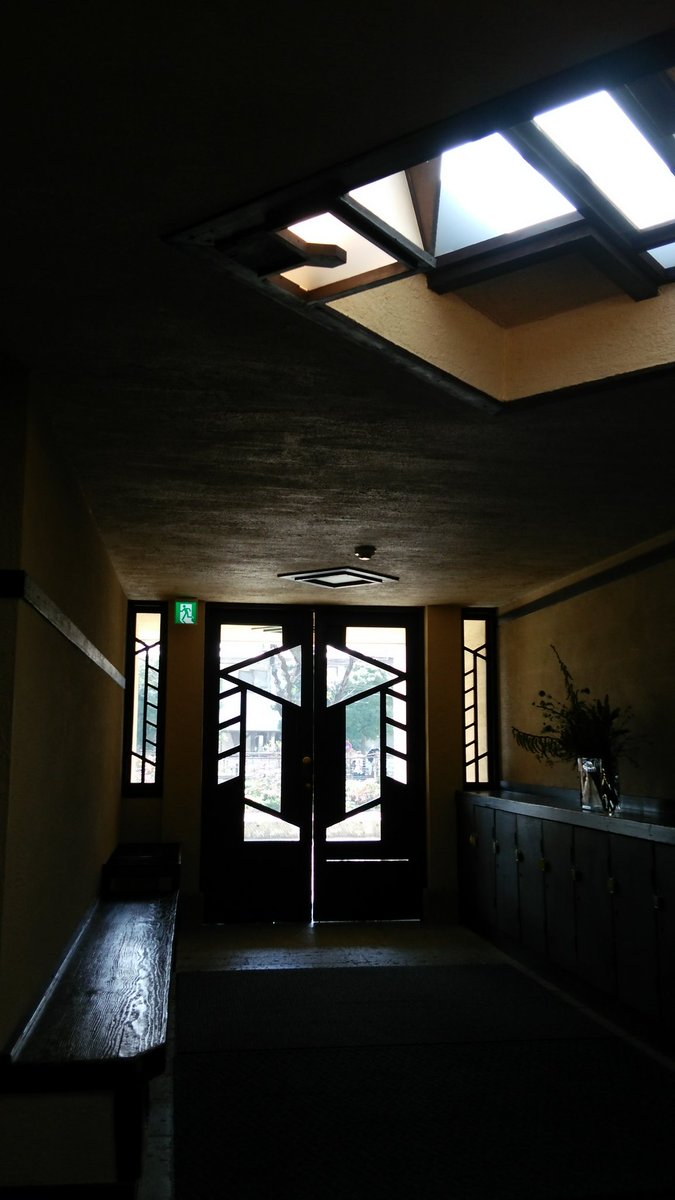 kentaro_arch's tweet photo. 自由学園明日館を見学。光と影の立体感のある空間、いつもと違う時間が流れている感じ。仕事のことを忘れていつまでもゆっくりしていたい…。 https://t.co/ymupAkKZcT