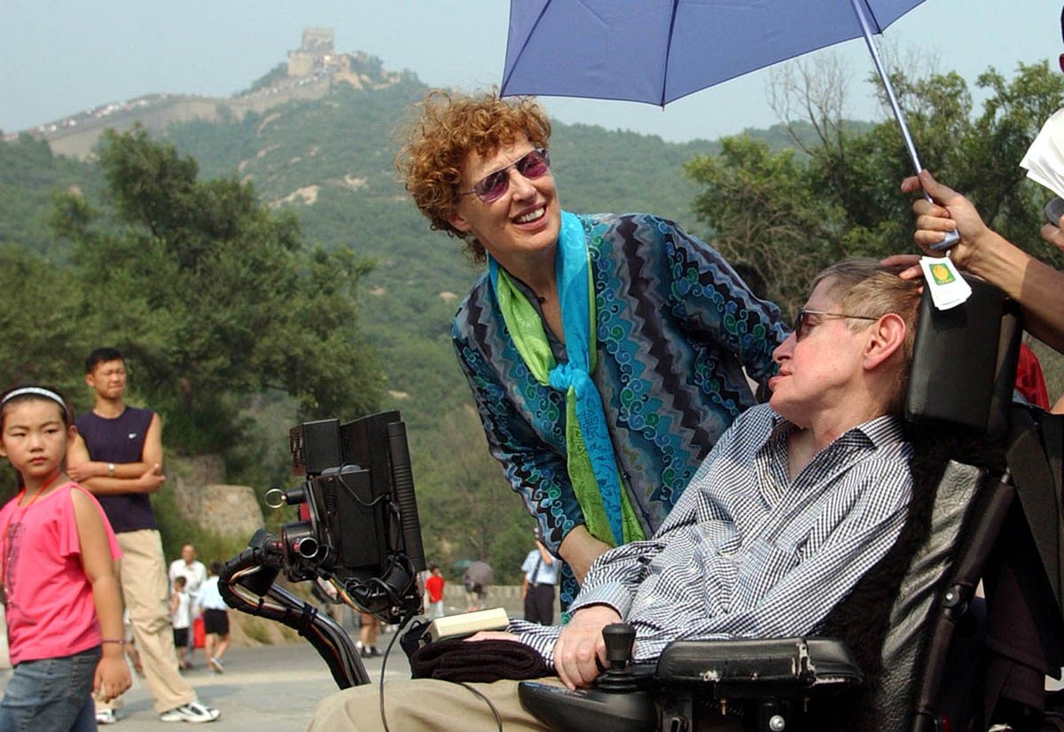 XHscitech's tweet photo. RIP, Professor Hawking. 
#StephenHawking at the Great Wall, China, in August 2002 https://t.co/5fQbGh2oiu