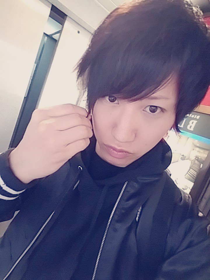 しんやっちょ サブ垢 ヘッドスパとトリートメント カラーもみあげ赤と緑 ２万くらい毎週かかる美容院代 バカにならんな この髪色な感じ持続させるの めちゃくちゃ金かかるわ 色が すぐ抜けるからさ 髪も伸びて きてるしパーマそろそろしたいな