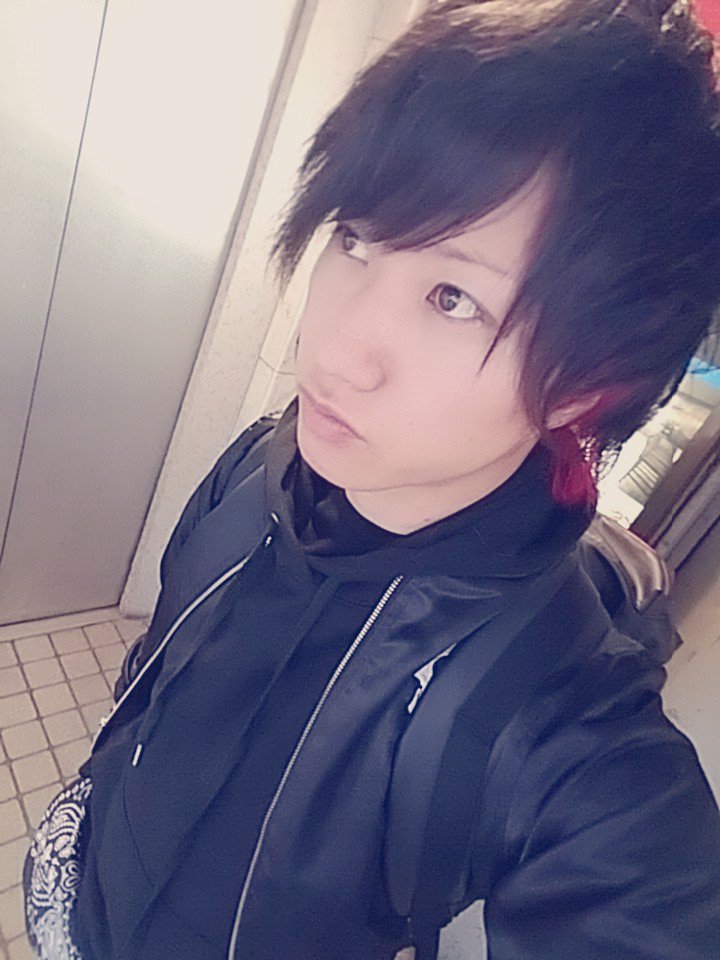 しんやっちょ サブ垢 ヘッドスパとトリートメント カラーもみあげ赤と緑 ２万くらい毎週かかる美容院代 バカにならんな この髪色な感じ持続させるの めちゃくちゃ金かかるわ 色が すぐ抜けるからさ 髪も伸びて きてるしパーマそろそろしたいな