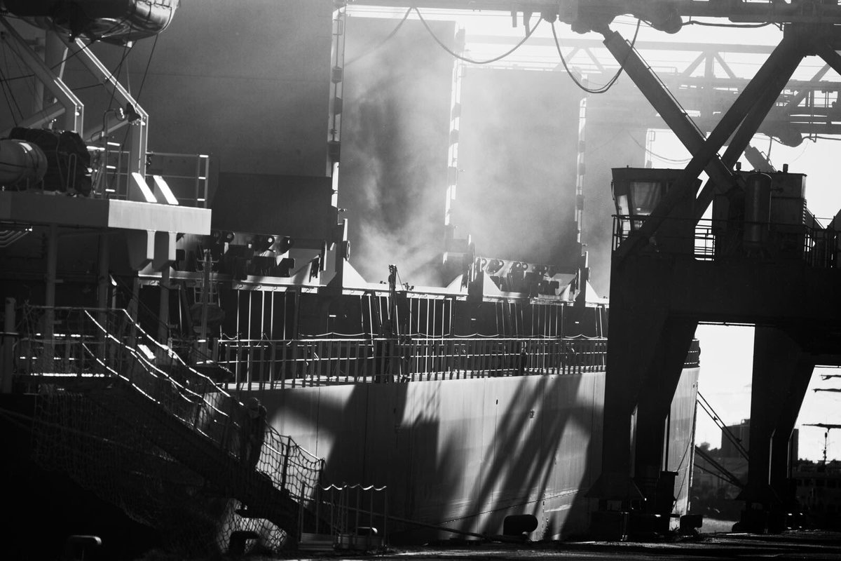 #7jours7PhotosNBduQuotidien
Jour 3️⃣
Silo de Nantes Navire en chargement 30 000 T de #blé 🌾 pour l’Espagne 
7 jours 7 photos noir et blanc de ma vie quotidienne. Pas de gens pas d'explication
Défié par <a href="/agrosolutions/">Agrosolutions 🔍 💧 🌾 🤝</a> on défie <a href="/lacoopagricole/">La Coopération Agricole</a>