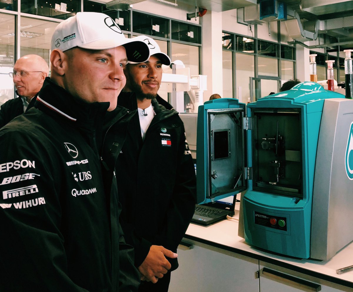 MercedesAMGF1's tweet image. Top science lesson! The boys won’t just be driving this season, they’ll be able to inspect the PETRONAS fluids too!! 🔬

#FluidTechnology @PET_Motorsports