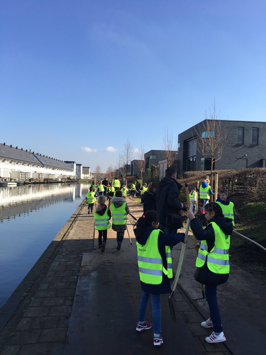 En samen met de jongens en meisjes van OBS Portland bomen geplant aan de Elzenhoven in Portland #boomplantdag <a href="/ALBRANDSWAARDzh/">gem. Albrandswaard</a> <a href="/SchakelA/">SchakelAlbrandswaard</a> <a href="/PvdAAlbrandswaa/">PvdA Albrandswaard</a> #Albrandswaard #portland