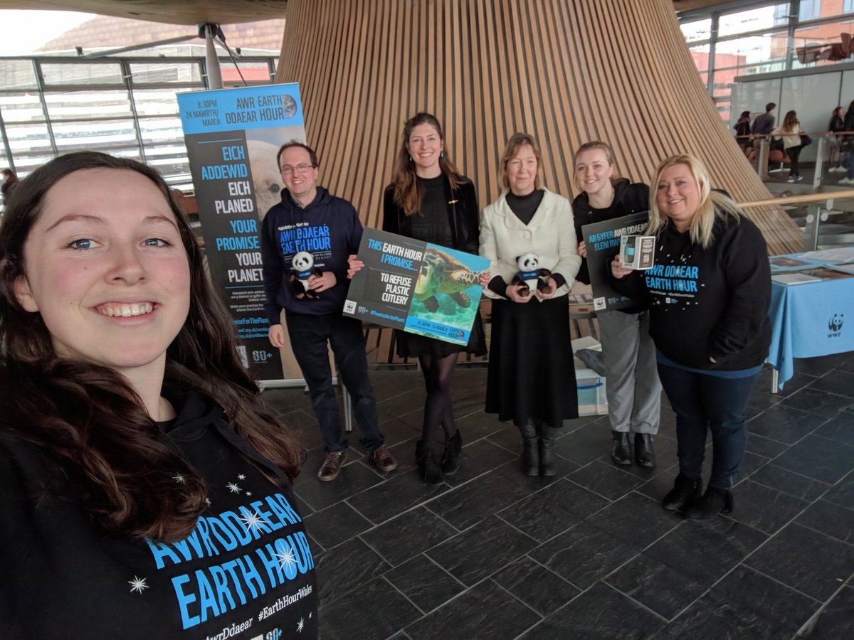 Tîm #AwrDdaear @WWFCymru yn y Senedd.

We're at the Senedd, inviting AMs to make a #PromiseForThePlanet for #EarthHourWales.