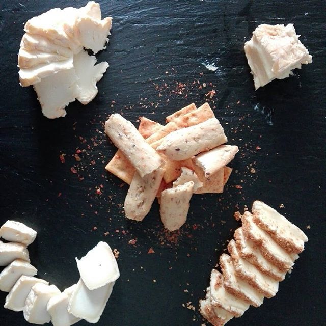 YuncalR's tweet photo. Quesos de @affineurfromage . Langres, Epoisses, cabra ahumado y Camembert calvados. https://t.co/7ZZ7rU9UR4 https://t.co/S9gh8cvE93