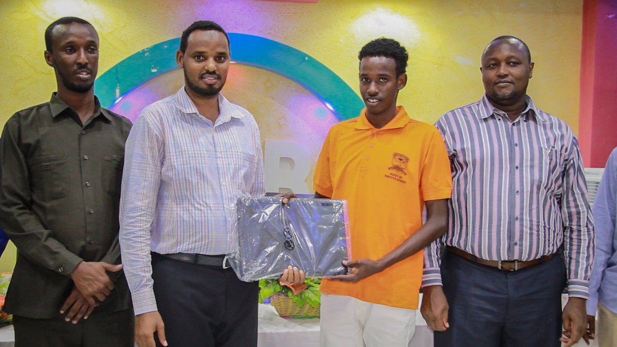 uobgc's tweet photo. Hormuudka kuliyadda culuumta Computerka "Mohamed Abdulahi Yusuf" oo kula dardaarmay ardayda in laptops cusub ay ku hormariyan dalkooda kuna soo saan softwares cusub 

#Hormarintakuliyadaha https://t.co/P7KJCs9U6N