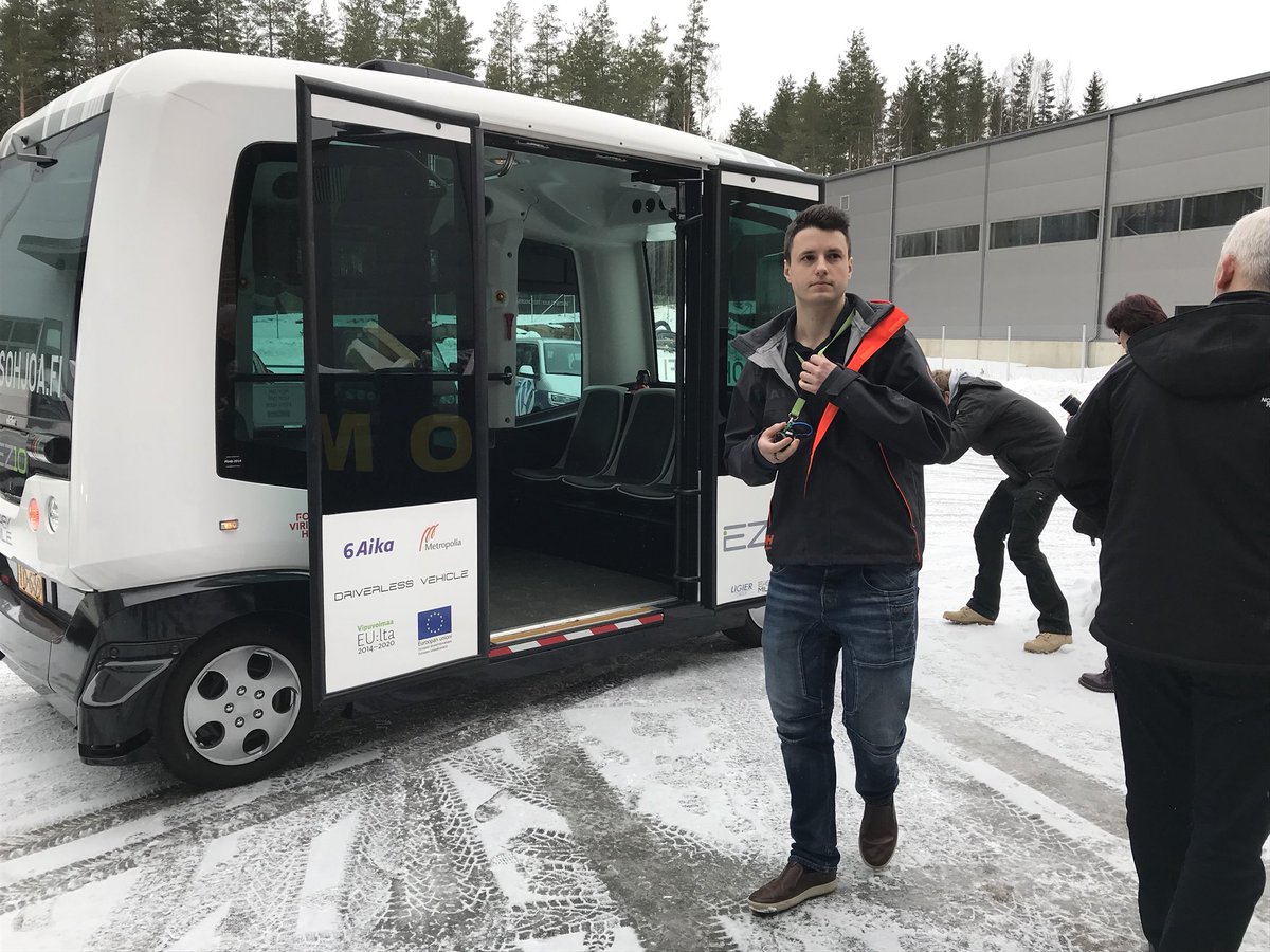 EUkomissio's tweet photo. Kansainvälinen toimittajaryhmä kävi tutustumassa robottibusseihin - tavoitteena mm. vähähiilinen liikenne. @AutomatedbusFI @Kuutosaika @RegioFinland #investEU https://t.co/KO7Va86vCS