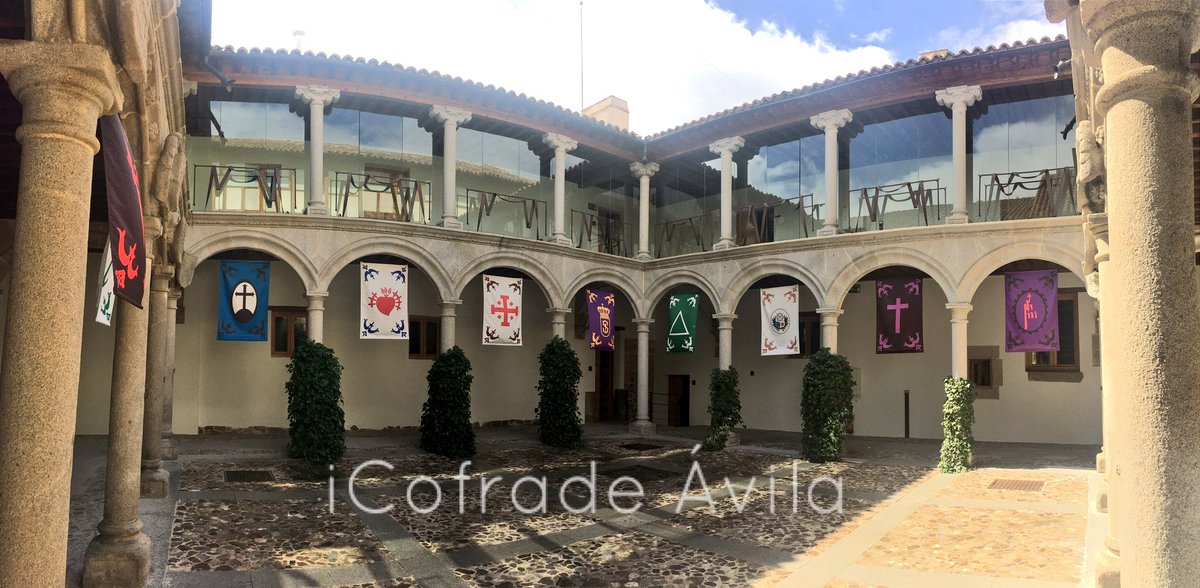 iCofradeAvila's tweet photo. El patio central del Palacio de los Verdugo, sede de @Avila_Turismo y @Avila_Cultura, luce ya también los reposteros de las Hermandades que forman la @JuntaSS_Avila. #Ávila #Cuaresma2018 #SSanta18 https://t.co/C8riPW94cg