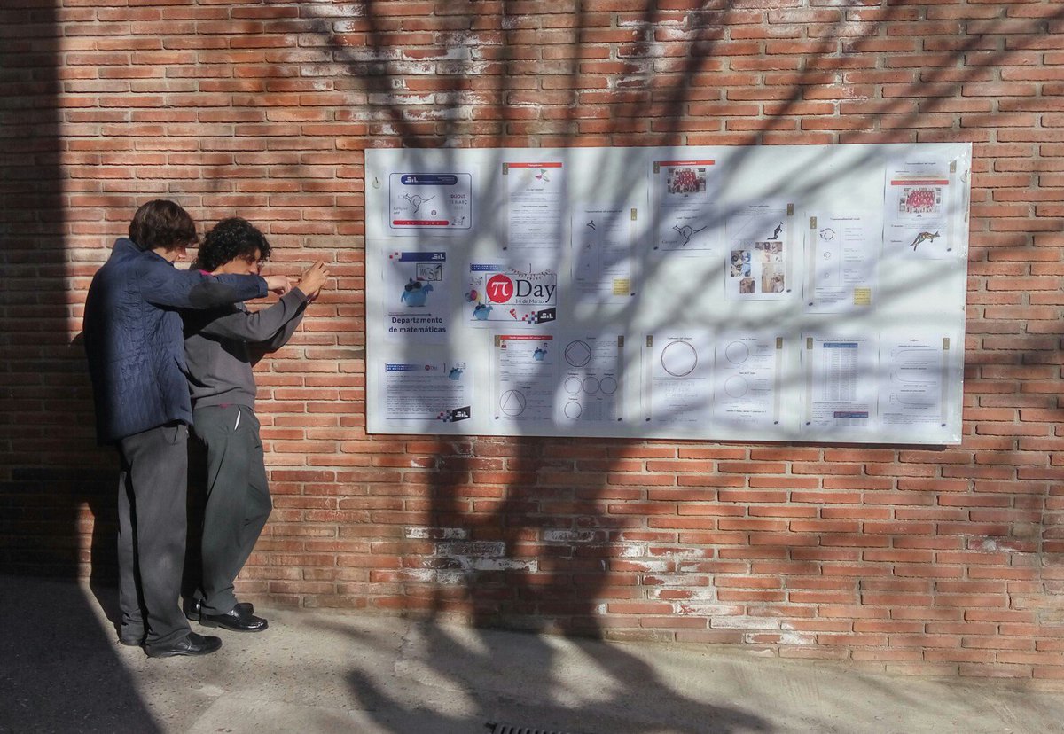 colegiosilbcn's tweet photo. Els alumnes de 4t d'ESO es converteixen en els piuladors del pi-day. #PiDaySIL #MatemáticasSIL #SecundàriaSIL https://t.co/Spzu6ueorg
