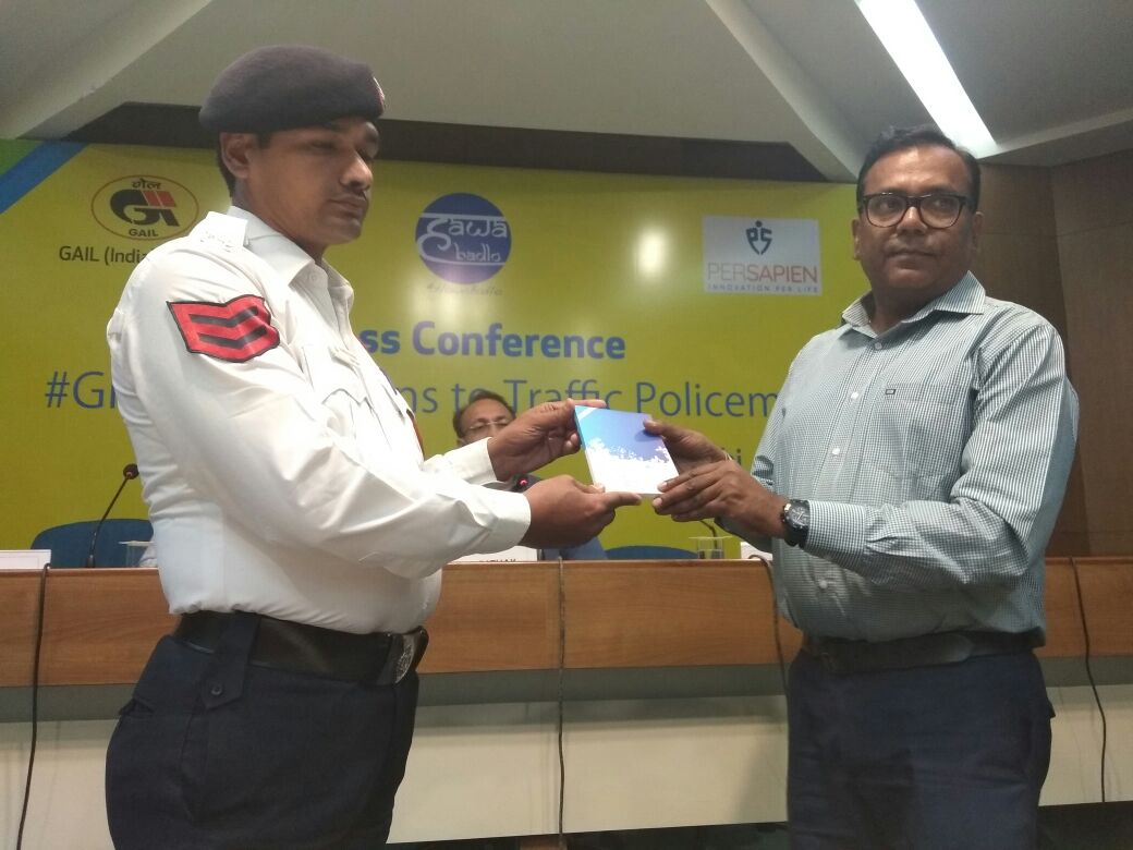 HawaBadlo's tweet photo. The glimpse from the #giftairlens press conference gifting ceremony, Delhi.
#HawaBadlo #AirLens #ChangeTheAir @gailindia @dtptraffic https://t.co/F87IeyoRAV