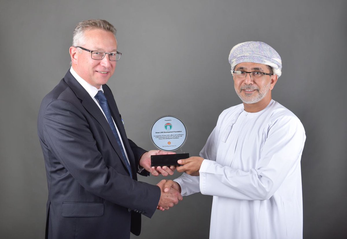 On behalf of @ShellMiddleEast, I presented an award to the Chairman of #OmanLNGDevelopmentFoundation in recognition of the contribution ODF has made to the community. @OmanLNG received “His Majesty’s Award for VoluntaryWork 2017” and “Best Company in Social Responsibility 2017”