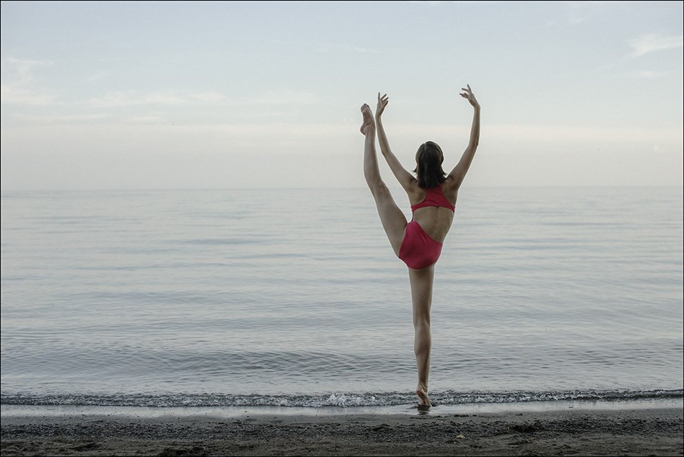 Ballerinaprjct's tweet photo. Alys Shee and Lake Ontario. #AlysShee @pddprincess #LakeOntario #ScarboroughBluffs #Toronto #ballet #BallerinaProject https://t.co/eGl3E71xTW