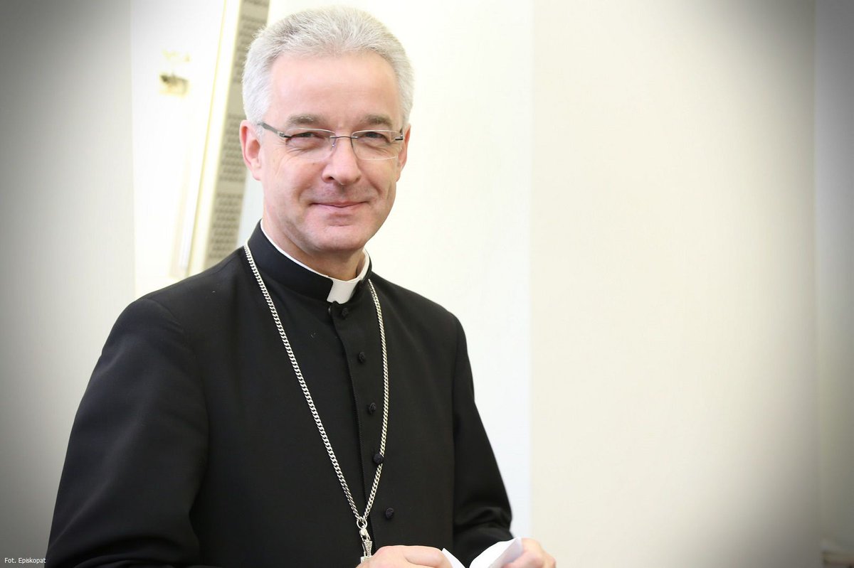agencja_KAI's tweet photo. Nie jesteśmy w stanie zapewnić wszystkim Polakom na całym świecie obecności polskiego księdza. Potrzeby są duże, mimo, że ok. 2 tys. księży pracuje wśród Polonii - mówi w rozmowie z KAI przewodniczący Komisji KEP ds. Polonii i Polaków za Granicą bp Wiesław #Lechowicz.#SerwisKAI https://t.co/XFPAedfP2c
