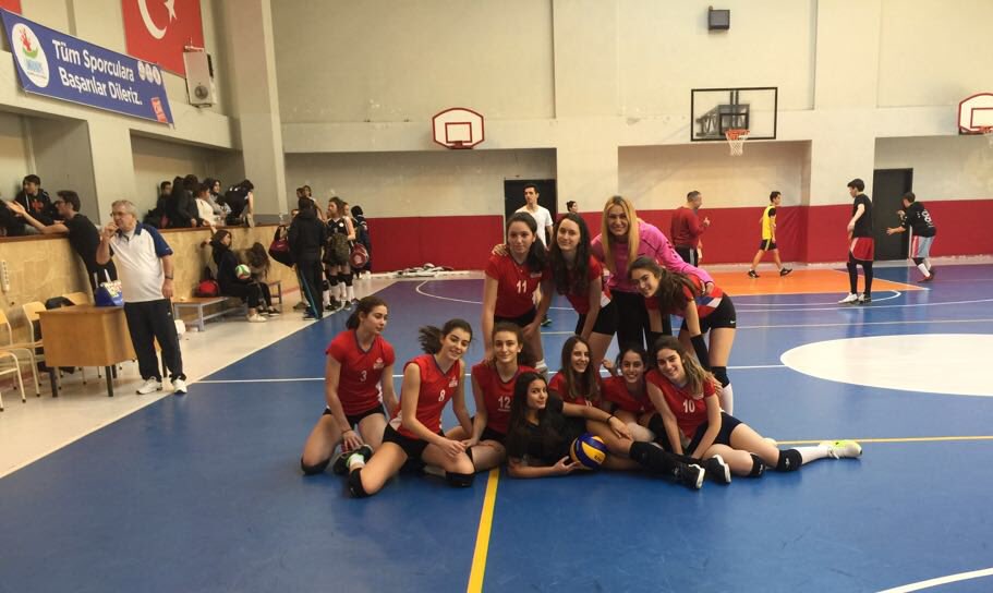FenTek Voleybol takımımız Halide Edip MTAL Lisesini 3-0 yenerek çeyrek finallere katılmaya hak kazandılar 👏👏